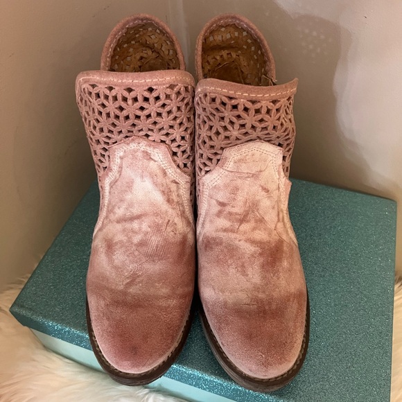 Pink Ankle Boots with Cutout Design - Picture 4 of 5